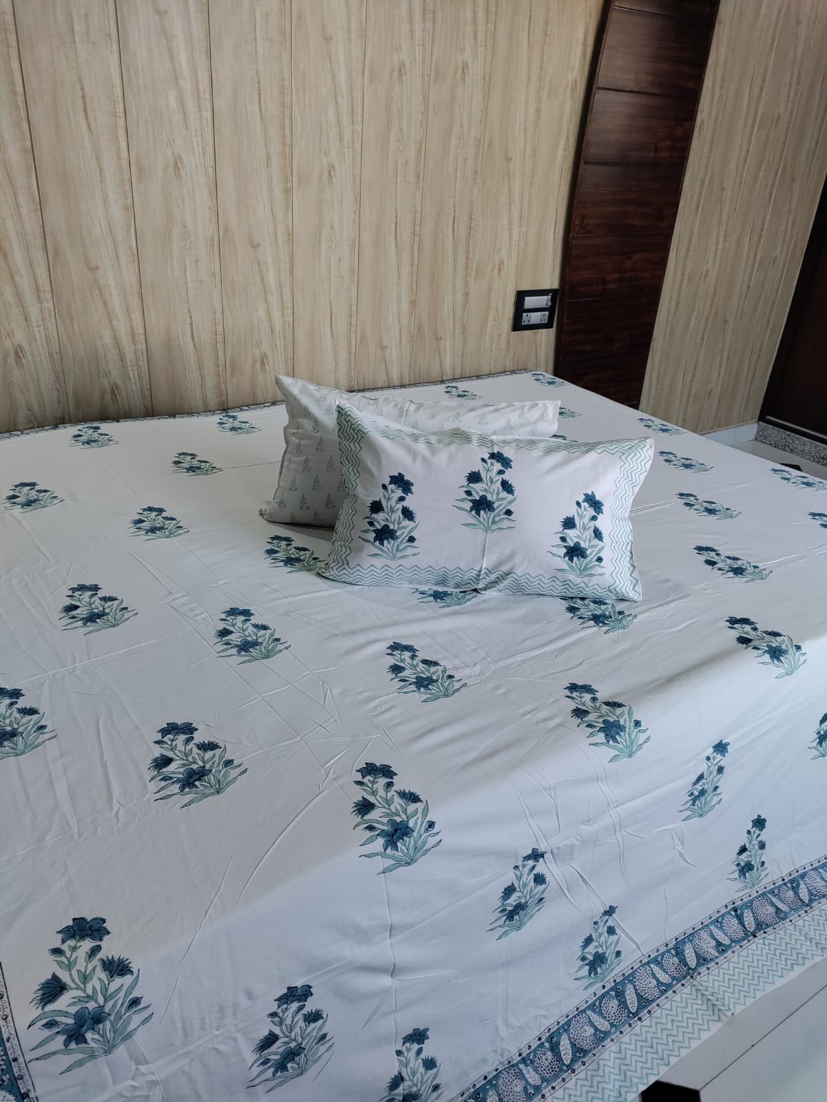 Handblock Printed Super King Bedsheet With Reversible Pillow Cases