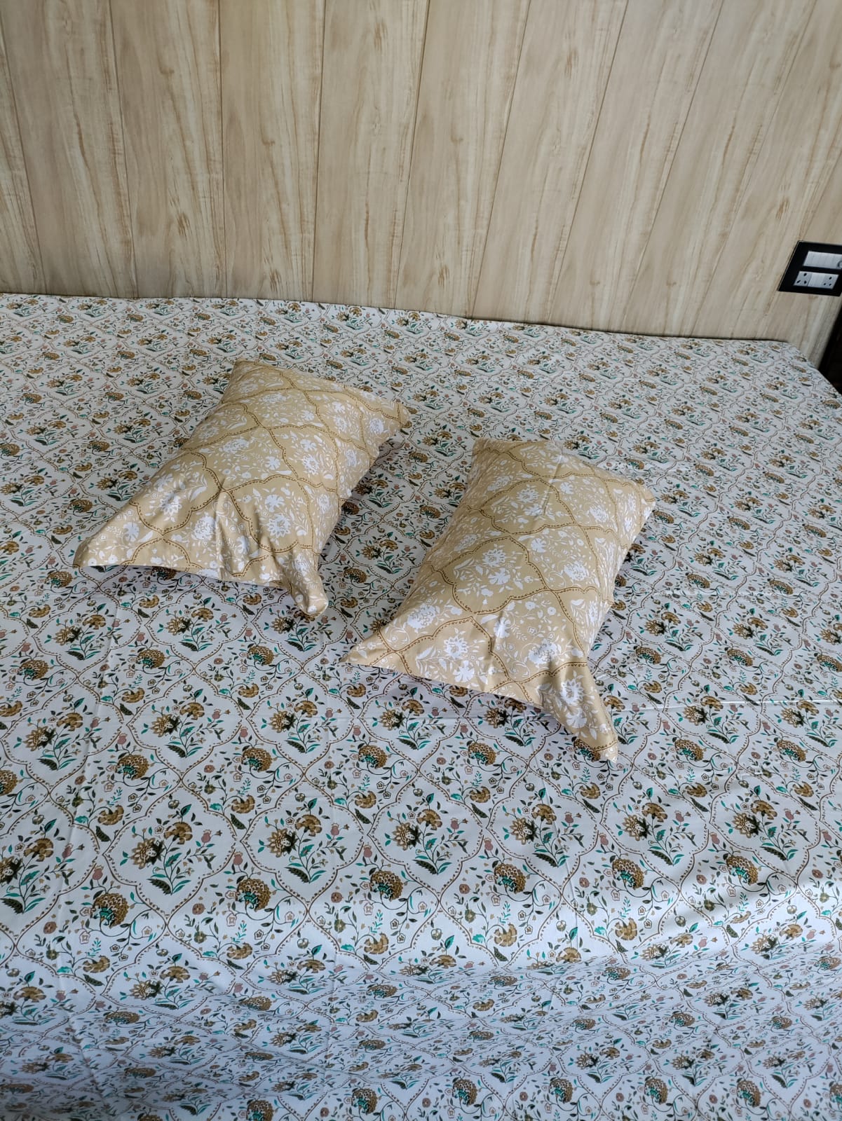 Golden Honeycomb Floral Pure Cotton Super King Bedsheet