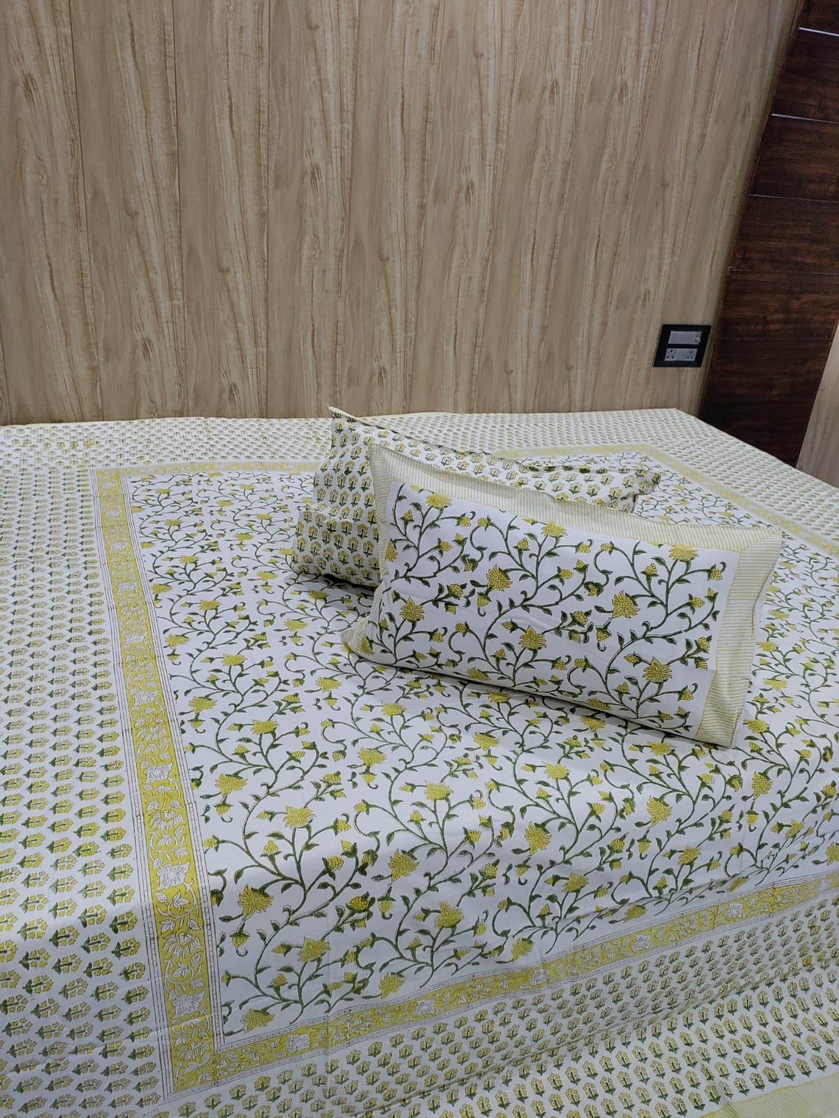 Handblock Printed Super king-size Bedsheet With Reversible Pillow Cases