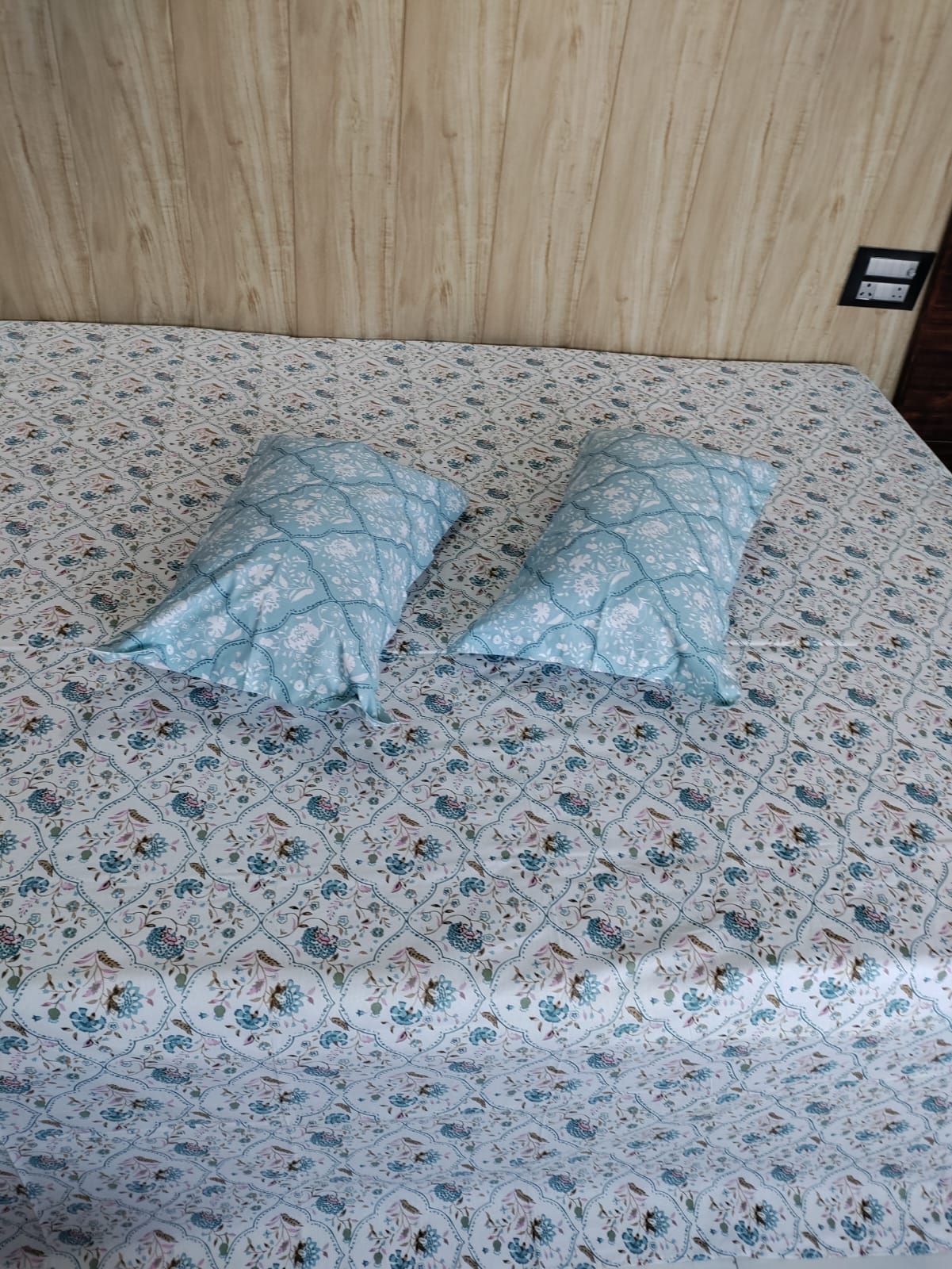 Serene Floral Teal Super King Size Bedsheet With Two Pillow Covers
